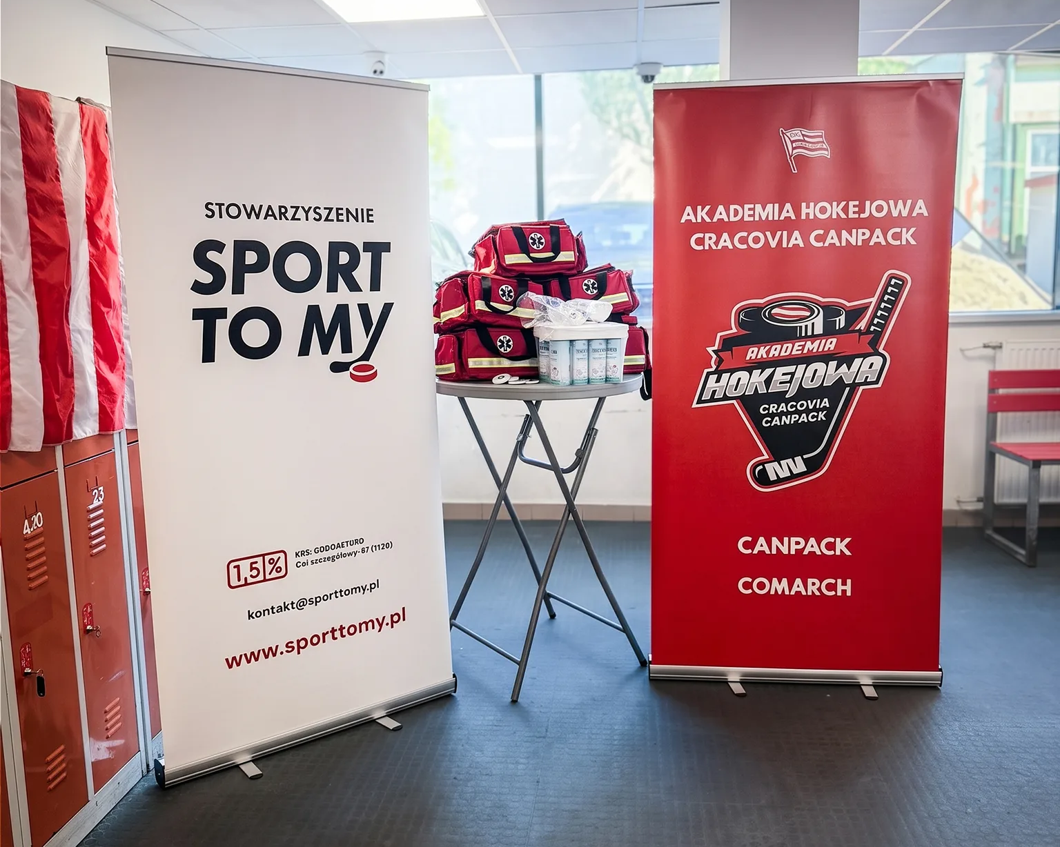 Współpraca Stowarzyszenia Sport To My z Akademią Hokejową Cracovia Canpack – rollupy promocyjne i przekazany sprzęt medyczny.
